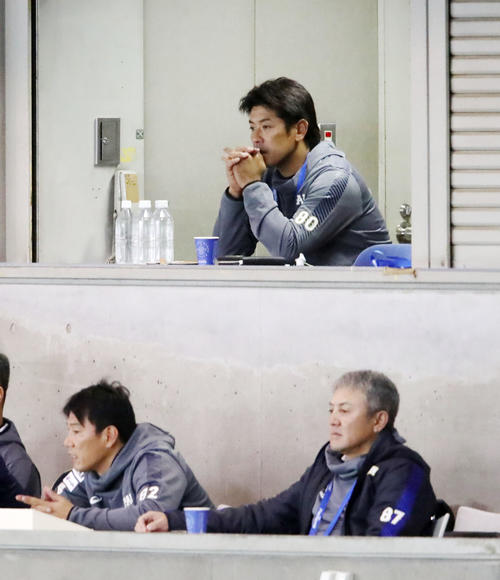 韓国－メキシコ戦を視察する稲葉監督（上）。下段左は井端コーチ、右は清水コーチ（撮影・加藤哉）