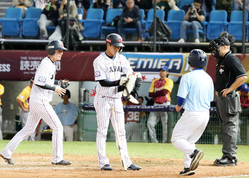 ベネズエラ戦の8回裏1死満塁、代打山田哲人は押し出しの四球を選ぶ（2019年11月5日撮影）