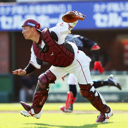 送りバントに好守備を見せ二塁進塁を阻止する楽天嶋（19年5月25日撮影）