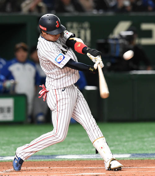 日本対韓国　1回裏日本無死、山田哲は右翼へ二塁打を放つ（撮影・山崎安昭）