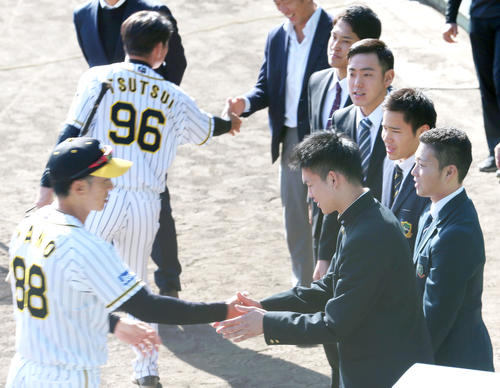 秋季キャンプの見学に訪れ矢野監督（手前左）と握手するドラフト3位の横浜・及川（手前右）らドラフト生（撮影・上山淳一）