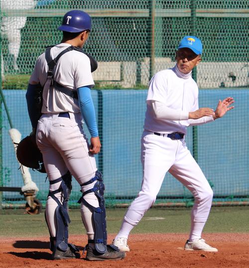 捕手に身振りを交え指導する東大・井手監督（右）（撮影・古川真弥）