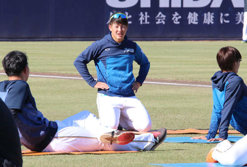 練習中にチームメートと談笑する日本ハム吉田輝（中央）（撮影・山崎純一）