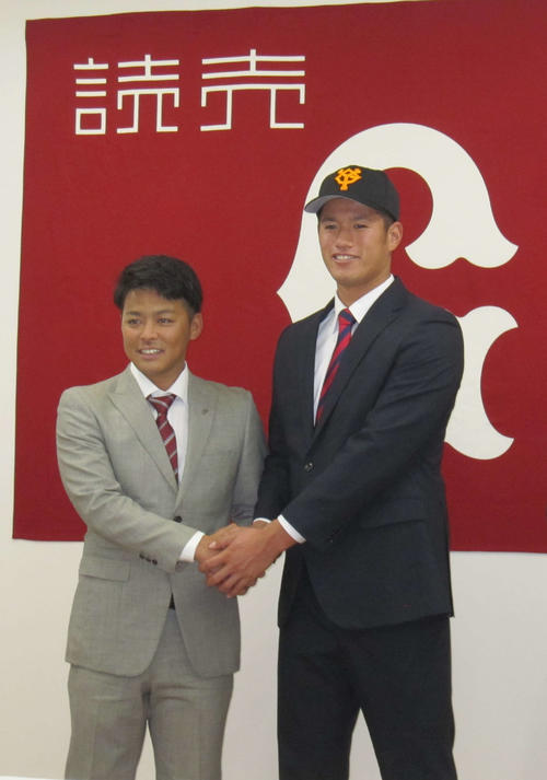 巨人と仮契約を結んだ育成2位のBC武蔵・加藤壮太外野手（右）。左はBC武蔵の角晃多監督
