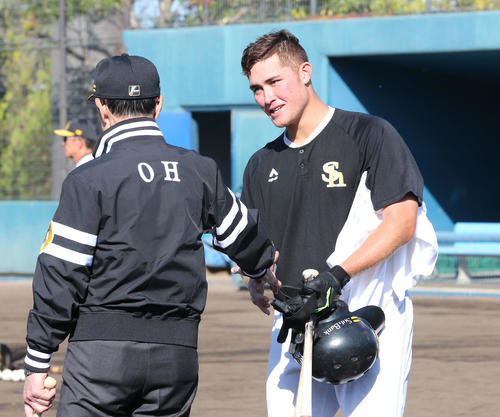 打撃練習を終えた砂川リチャードは王貞治球団会長にあいさつするために追いかける（撮影・梅根麻紀）