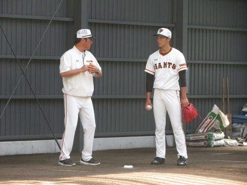 巨人直江に助言を送る元木ヘッドコーチ（撮影・久保賢吾）
