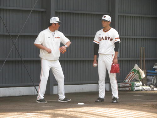 巨人直江に助言を送る元木ヘッドコーチ（撮影・久保賢吾）