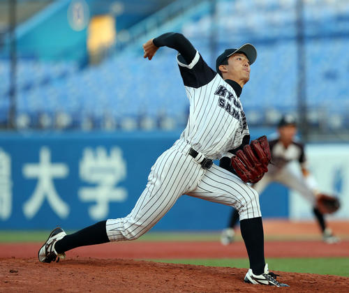 九産大対金沢学院大　背面に体を倒す独特なフォームで投球する九産大・谷口（撮影・大野祥一）