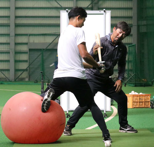特注バットを使って打撃練習をする石井（左）にアドバイスを送る日本ハム小笠原ヘッド兼打撃コーチ（撮影・山崎純一）