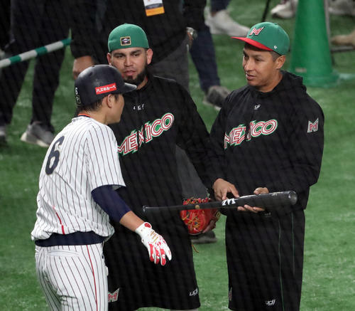 談笑するメキシコのナバーロ（右）と坂本（2019年11月13日撮影）