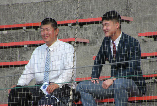 中日の沖縄北谷秋季キャンプを清水スカウト（左）とともに視察するドラフト1位の石川