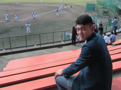 中日与田監督が見つめるシートノックを見学するドラフト1位東邦・石川昂弥内野手（撮影・伊東大介）