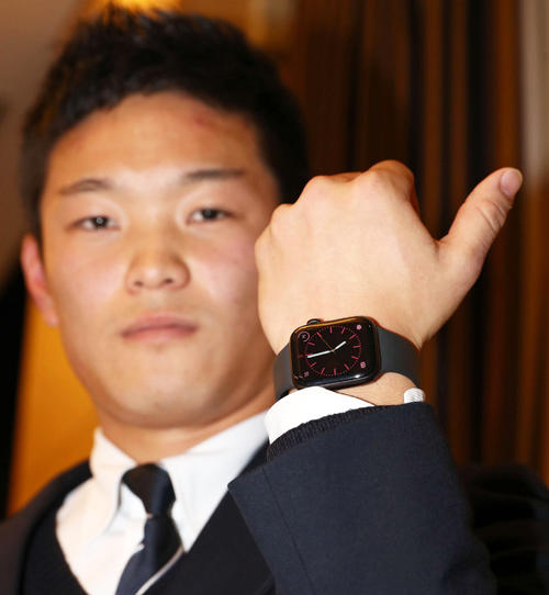 ソフトバンクから4位指名された東海大札幌の小林は兄とおそろいの「スマートウオッチ」を使用する（撮影・黒川智章）