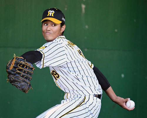 ブルペンで投球練習を行う藤浪（撮影・前岡正明）