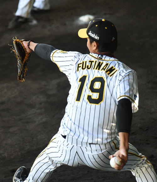 ブルペンで投球練習を行う藤浪（撮影・前岡正明）