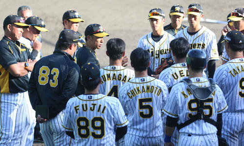 紅白戦を終えナインを指導する矢野監督（撮影・上山淳一）