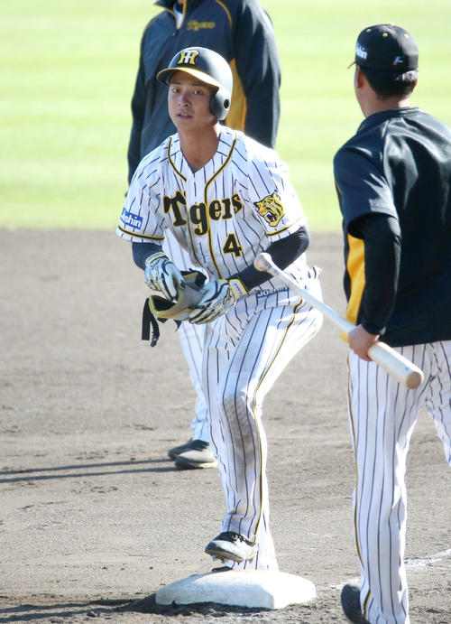 5回裏白組1死一塁、熊谷は右前打を放つ（撮影・上山淳一）