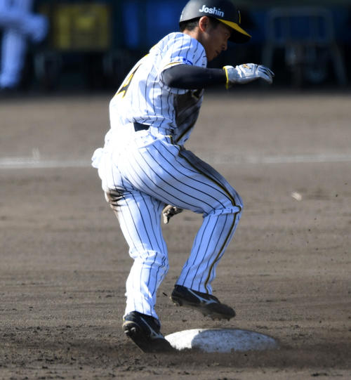 紅白戦　3回裏白組1死一塁、熊谷は二盗を決める（撮影・前岡正明）