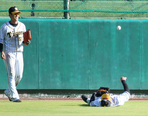 紅白戦　5回裏白組2死一、二塁、中堅手江越（右下）は高山の打球を好捕しボールを返す、左は左翼手板山（撮影・上山淳一）