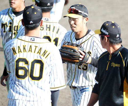 紅白戦　5回裏白組2死一、二塁、中堅手江越（右から2人目）は高山の打球を好捕し中谷（左）から祝福される（撮影・上山淳一）