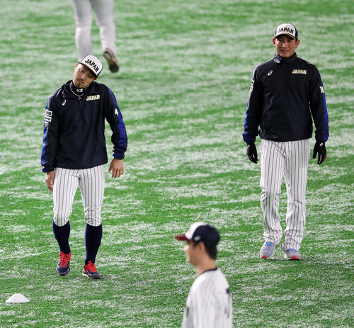 日本対韓国　試合前、小林（右）と談笑しながら首周りを動かす菊池（撮影・垰建太）