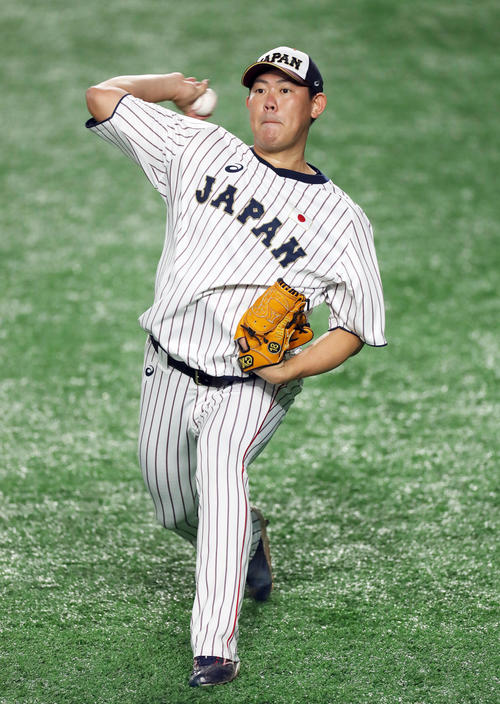 外野で投球練習する山口（撮影・前田充）