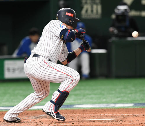 日本対韓国　3回裏日本無死二塁、丸は投前にバント安打を決める（撮影・山崎安昭）