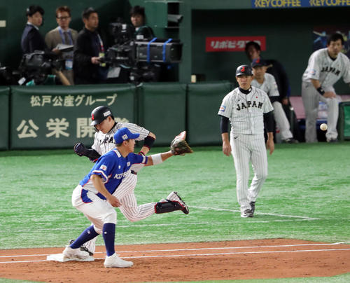 日本対韓国　3回裏日本無死二塁、セーフティーバントで出塁する丸（撮影・垰建太）