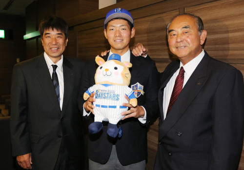 DeNAドラフト6位の青森大・蝦名（中央）は仮契約を終え、欠端スカウト（左）、吉田スカウト部長に激励される（撮影・野上伸悟）