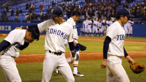 東北福祉大対東海大　惜敗し、涙するメンバーもいるなか、肩を落として引き揚げる東北福祉大・津森（中央奥）（撮影・大野祥一）
