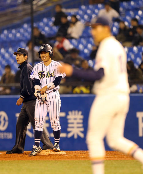 東北福祉大対東海大　2回裏2死満塁、中前2点適時打を放ち、笑顔の東海大・海野（左から2人目）（撮影・大野祥一）