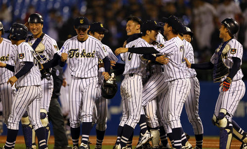 東北福祉大対東海大　サヨナラ勝ちで喜びを爆発させる東海大の選手たち