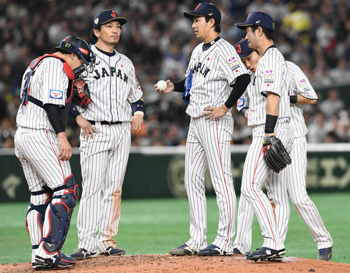 日本対韓国　4回表韓国2死二塁、この甲斐5失点の岸（中央）を励ましにマウンドへ集まる選手たち（撮影・山崎安昭）