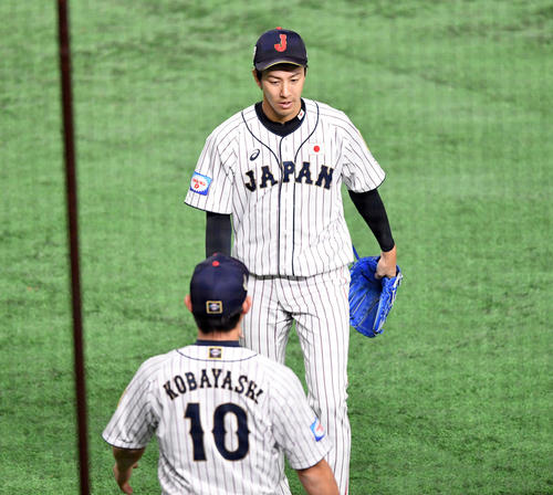 日本対韓国　4回表、5失点した岸（奥）は肩を落とし引き揚げる（撮影・滝沢徹郎）