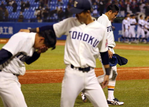 サヨナラ負けにガックリ引き揚げる東北福祉大・津森（右）