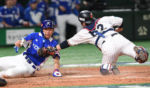 日本対韓国　5回表韓国1死満塁、姜白虎の右飛で本塁に突入した李政厚（左）は甲斐にタッチされアウトとなる（撮影・山崎安昭）