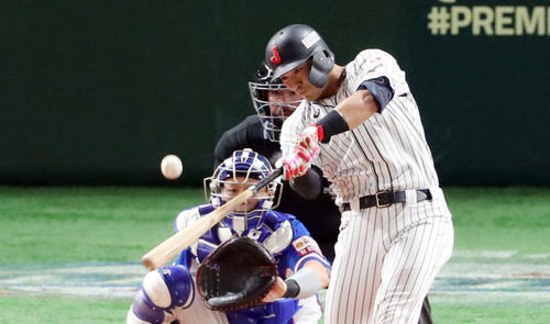 日本対韓国　3回裏日本無死一、三塁、勝ち越しの適時打を放つ鈴木。投手李承鎬（撮影・垰建太）