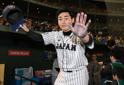 日本対韓国　ヒーローインタビューを終えて引き揚げる丸（撮影・山崎安昭）