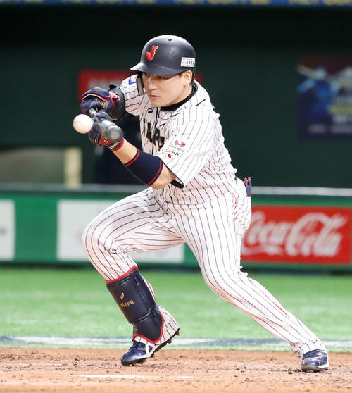 日本対韓国　3回裏日本無死二塁、丸は投前にバントを決め野選となる（撮影・加藤哉）