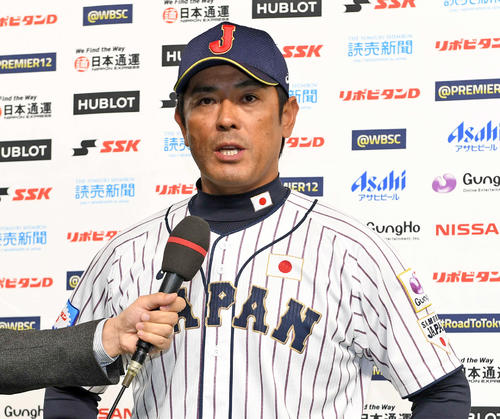 勝利監督インタビューに答える稲葉監督（撮影・山崎安昭）