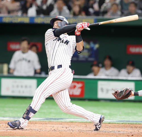 日本対韓国　3回裏日本無死一、三塁、鈴木は二塁後方へ適時内野安打を放つ（撮影・加藤哉）