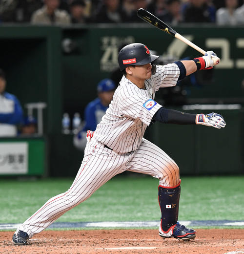 日本対韓国　3回裏日本無死満塁、会沢は中前適時打を放つ（撮影・山崎安昭）