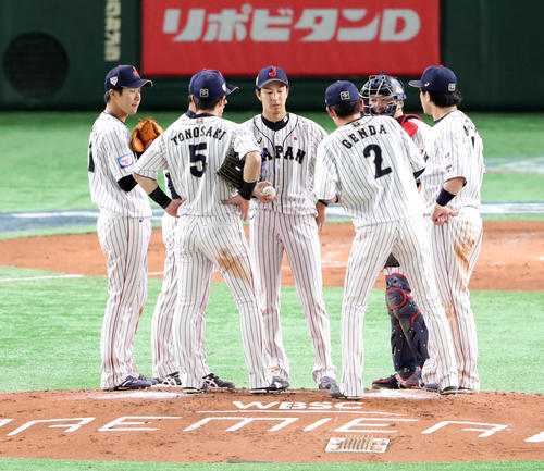 日本対韓国　4回、岸（中央）に声をかける会沢（右から2人目）（撮影・垰建太）