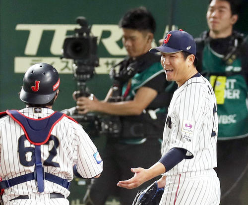5回表韓国1死満塁、右翼手鈴木の好返球でピンチをしのぎ、笑顔で甲斐（左）とタッチを交わす大野雄（撮影・前田充）