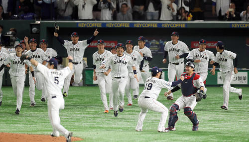 日本対韓国　韓国を破って世界一となりベンチを飛び出して歓喜する日本ナイン（撮影・前田充）