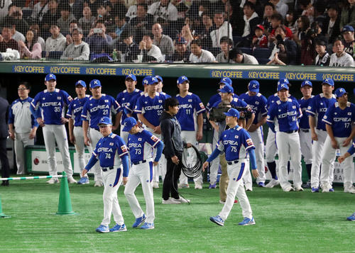 日本対韓国　日本に敗れ準優勝の表彰を受ける韓国の選手たち（撮影・垰建太）