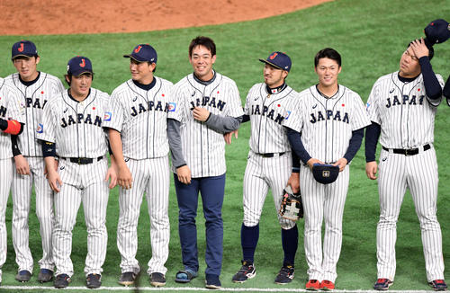 日本対韓国　優勝を決め笑顔で日本ナインと整列する秋山（左から4人目）（撮影・滝沢徹郎）