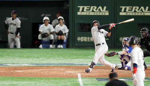 日本対韓国　3回裏、勝ち越し適時安打を放つ鈴木。左端は見つめる稲葉監督（撮影・前田充）