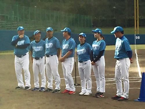 「ＦＭ沖縄開局35周年記念ドリームマッチ」でユニホーム姿を披露した清原和博氏（左端）