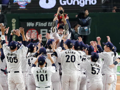 日本対韓国　韓国に勝ち優勝を決めた稲葉篤紀監督（中央）はナインから胴上げされ笑顔で宙を舞う（撮影・垰建太）